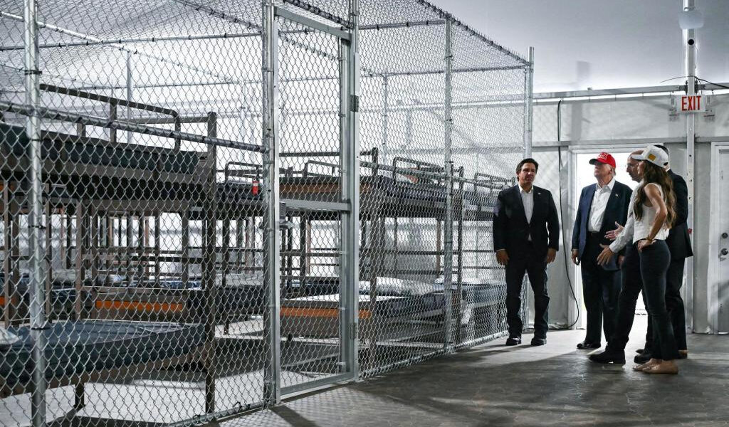 Florida no quiere pagar 180.000 dólares por los teléfonos ordenados por el tribunal en Alligator Alcatraz