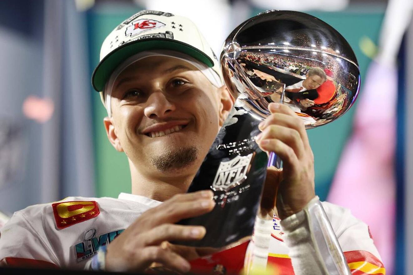 Mahomes con el trofeo del Super Bowl