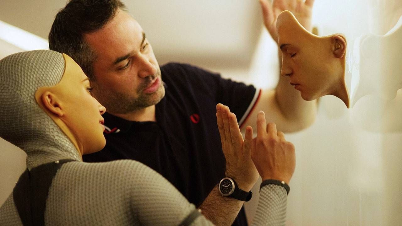 Alex Garland junto a Alicia Vikander en el rodaje de 'Ex Machina'