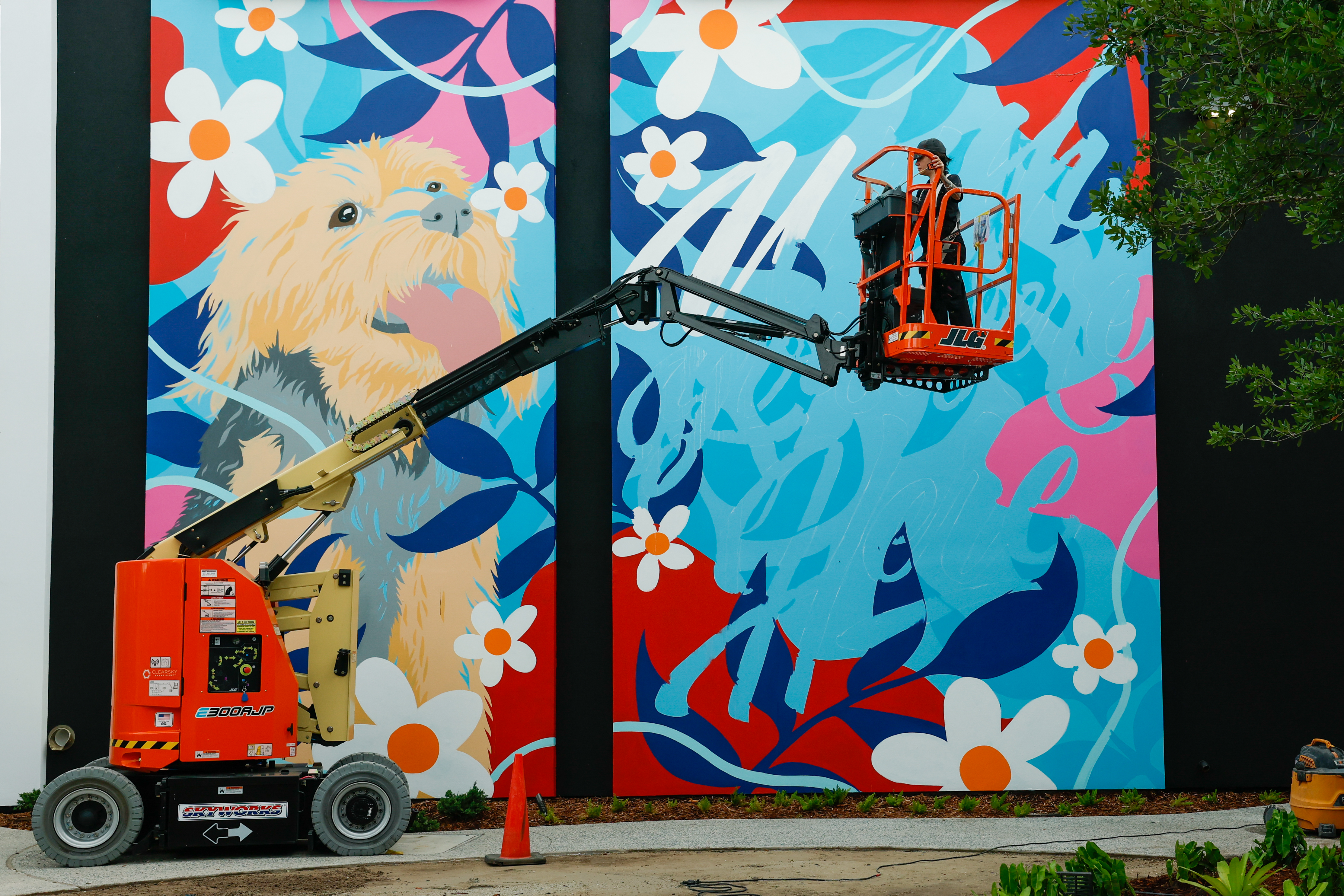 La muralista Cinthia Santos rediseñó este mural para incluir un...