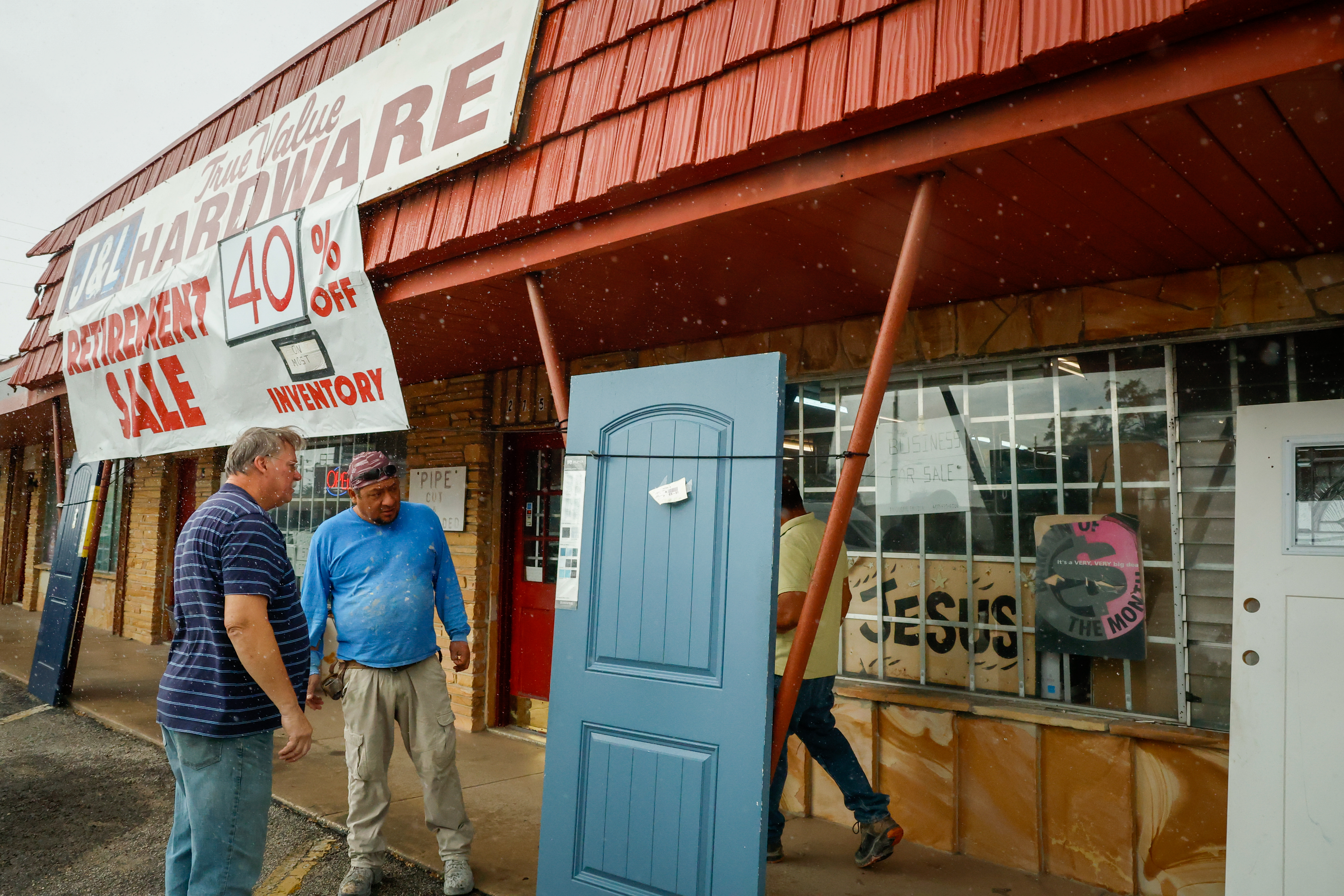 Bob Schmidt ayuda a un cliente en J&L Hardware en Orlando el jueves 8 de abril de 2027. Los propietarios Larry y Belinda Finley se jubilarán y cerrarán su tienda, que ha estado en funcionamiento en Orange Blossom Trail desde la década de 1970. (Papa rico/Orlando Sentinel)