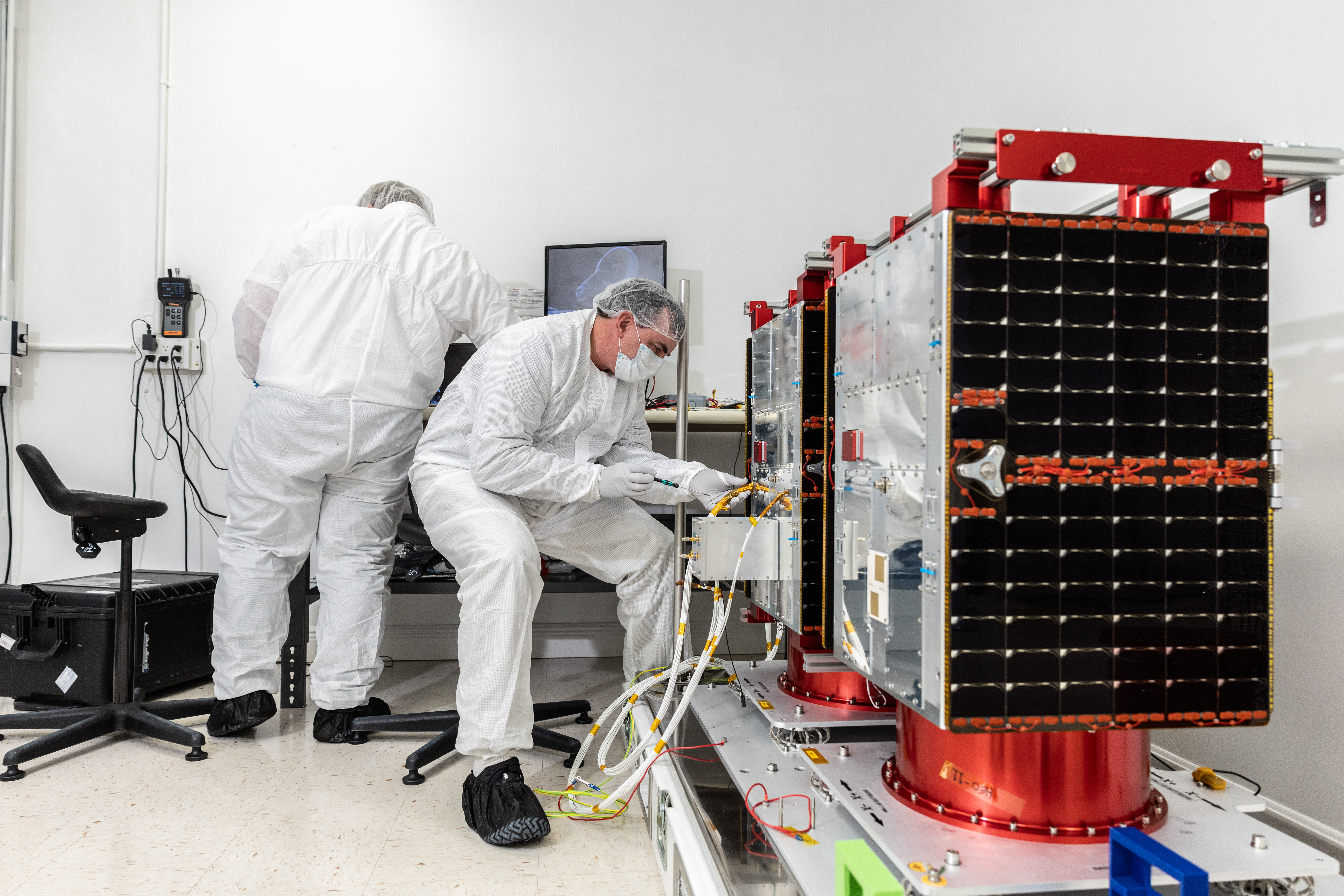 Los técnicos trabajan en hardware en las nuevas instalaciones de producción de satélites de Argotec en Melbourne, Florida, el jueves 2 de abril de 2026. (Cortesía/Argotec)