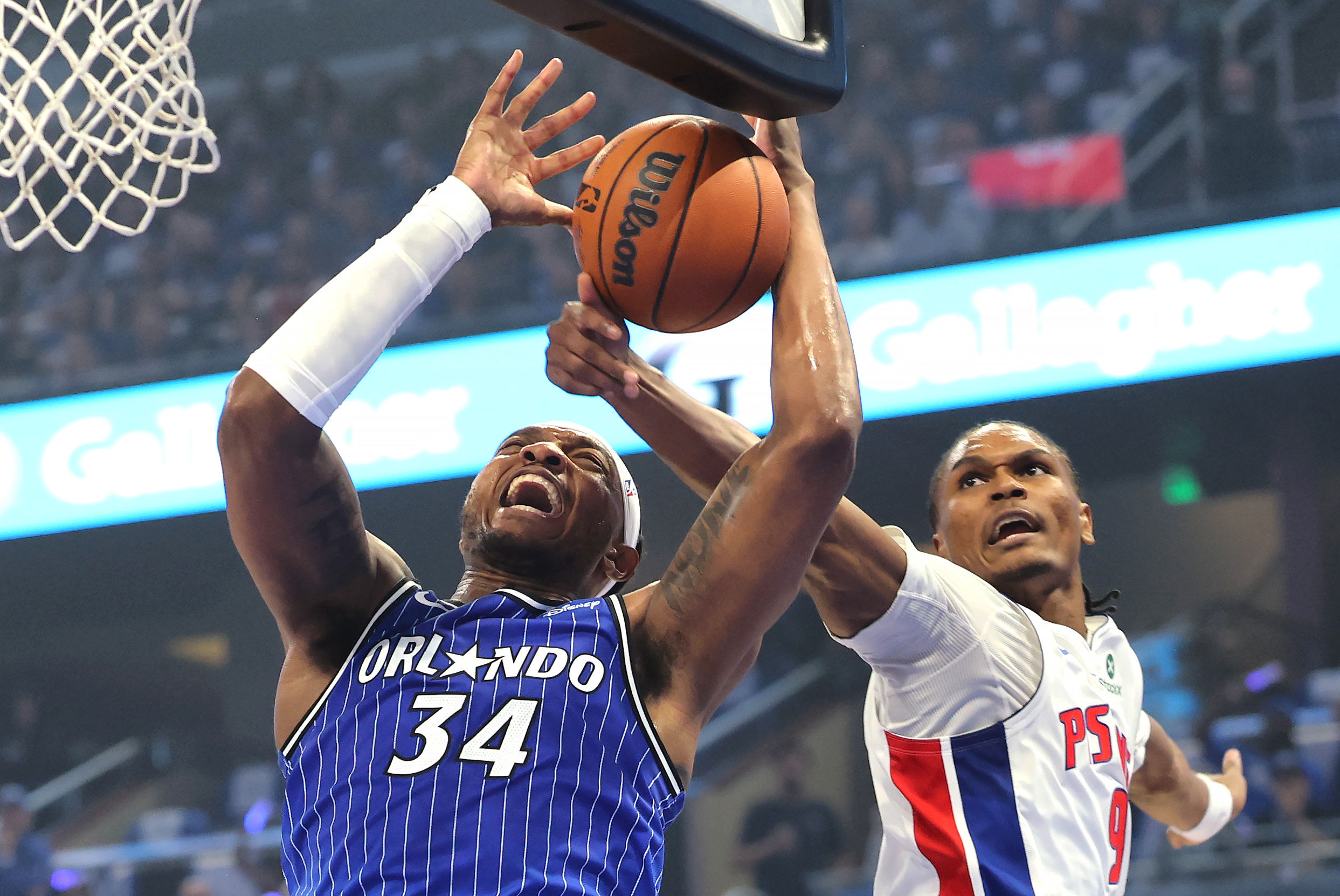 Wendell Carter Jr. (#34) del Orlando Magic recibe una falta de...