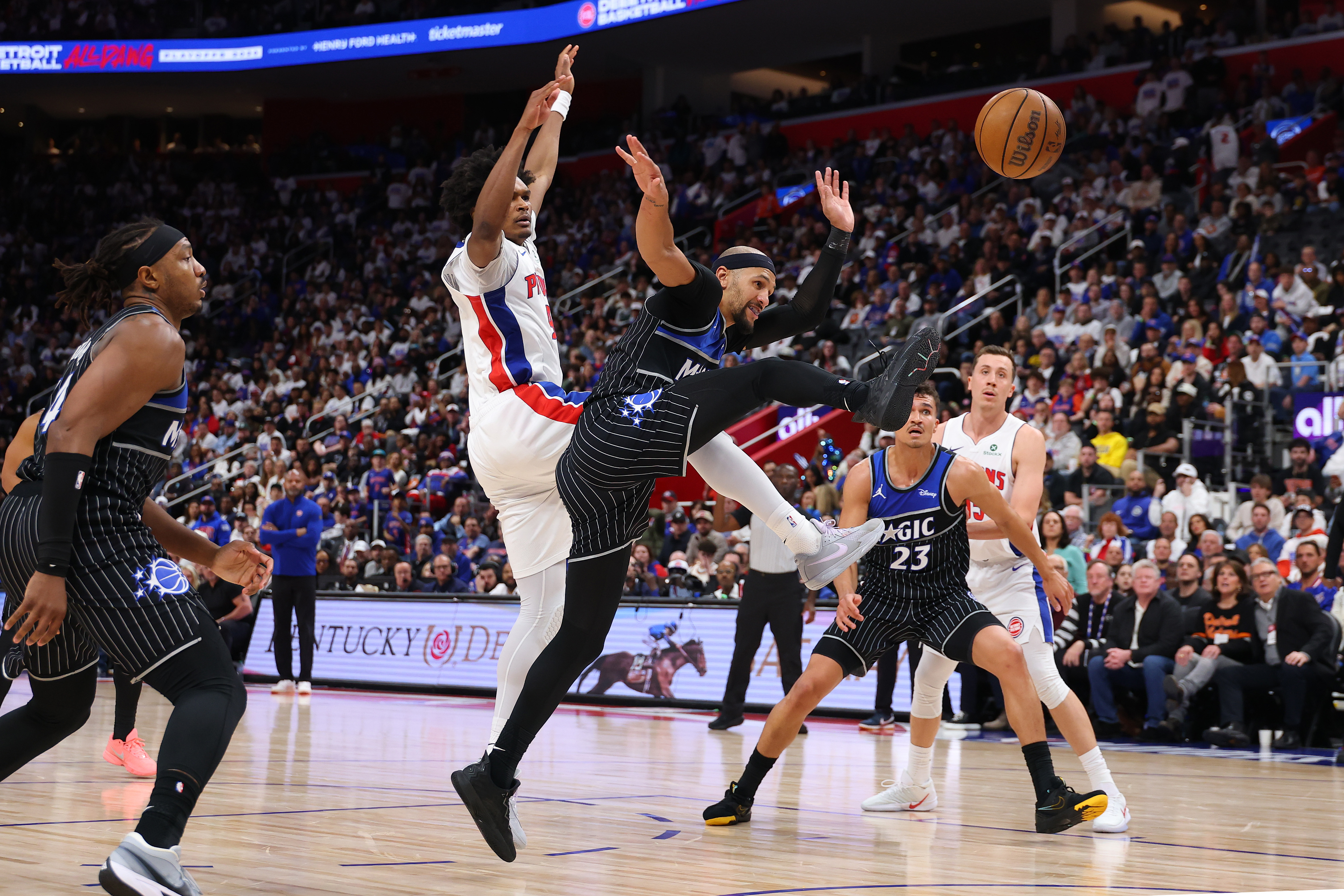 Jalen Suggs #4 del Orlando Magic lucha contra Ausar Thompson #9 de los Detroit Pistons por un rebote en la segunda mitad durante el primer juego de la primera ronda de los playoffs de la conferencia este en Little Caesars Arena el 19 de abril de 2026 en Detroit, Michigan. NOTA PARA EL USUARIO: El usuario reconoce y acepta expresamente que, al descargar o utilizar esta fotografía, acepta los términos y condiciones del Acuerdo de licencia de Getty Images. (Foto de Gregory Shamus/Getty Images)