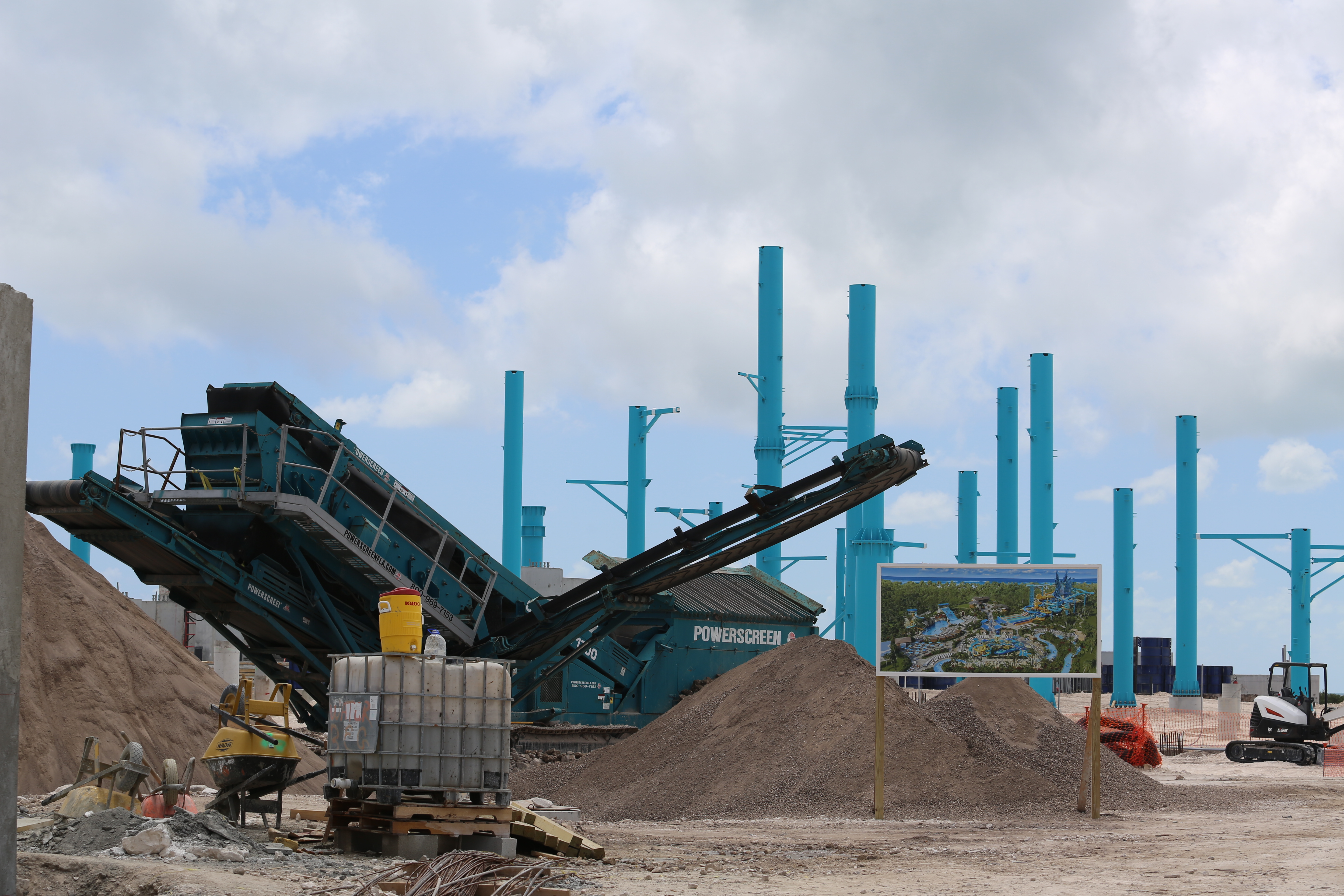 Continúa la construcción del parque acuático Great Tides en el crucero de Norwegian Cruise Line...