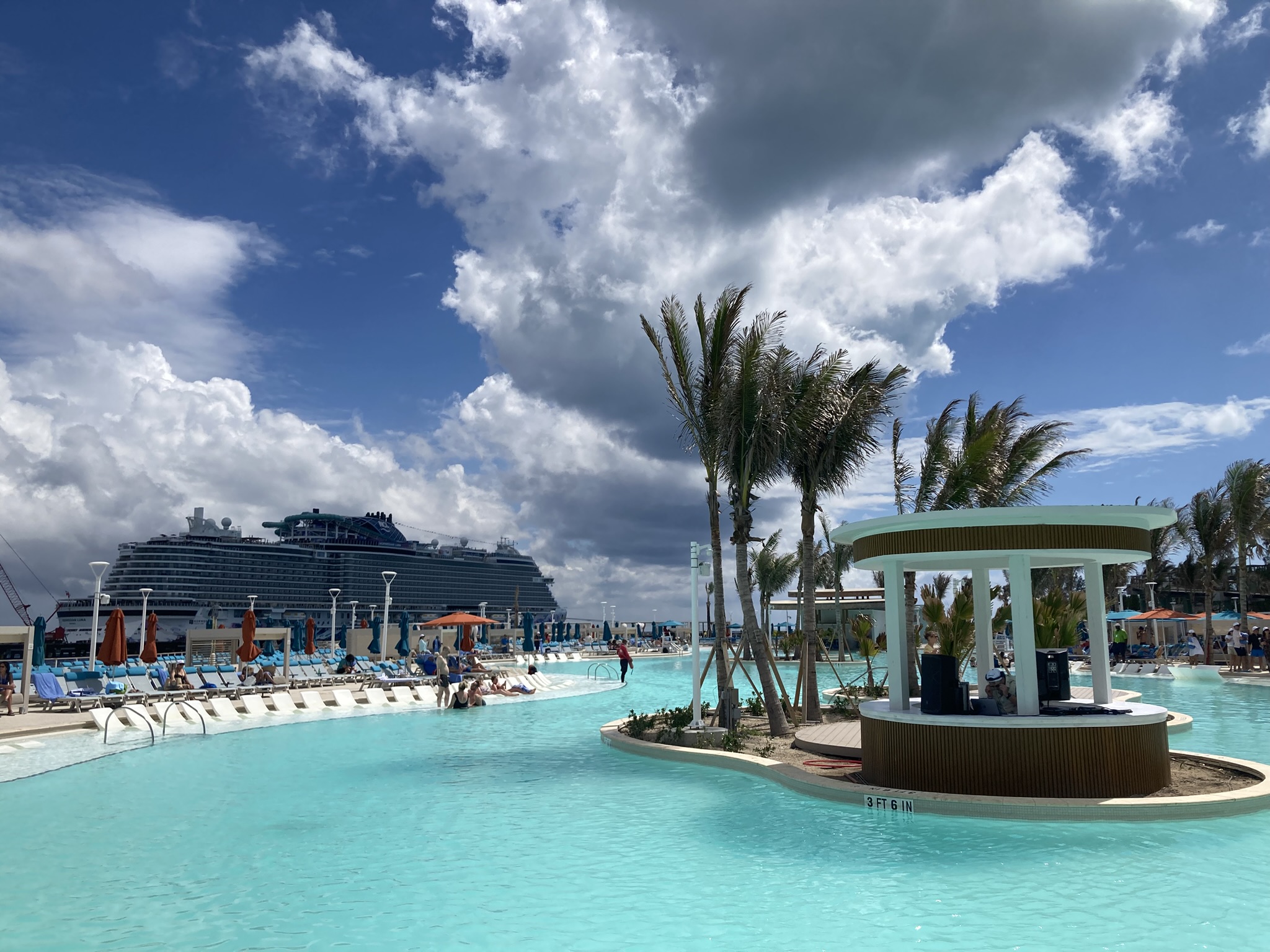 Recientemente se inauguró una piscina de 28,476 pies cuadrados con capacidad para 1,898 personas...