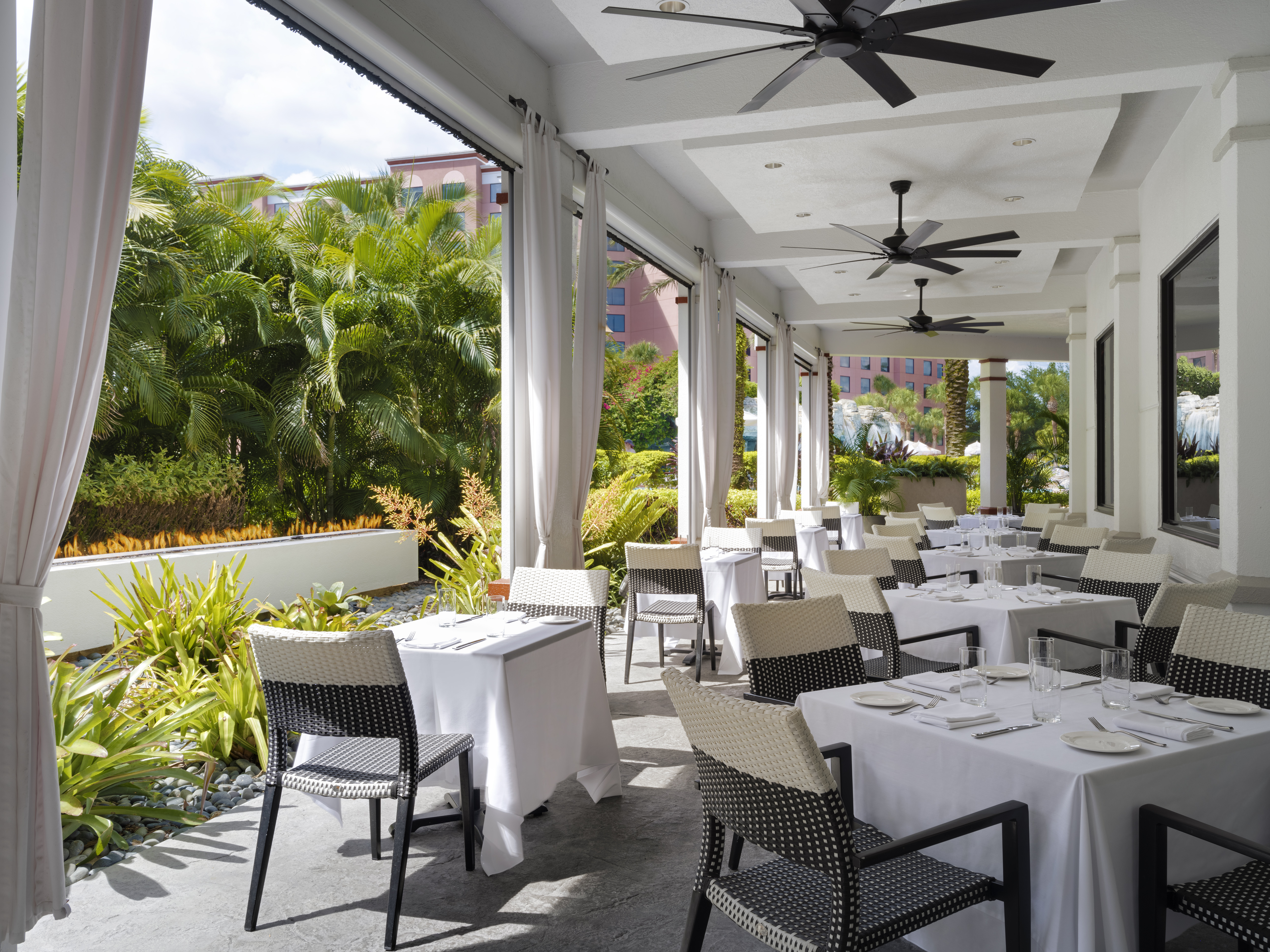 El espacioso patio del Caribe Royale Orlando es una de varias opciones para disfrutar de su cena de Pascua. (Foto cortesía de Caribe Royale Orlando)