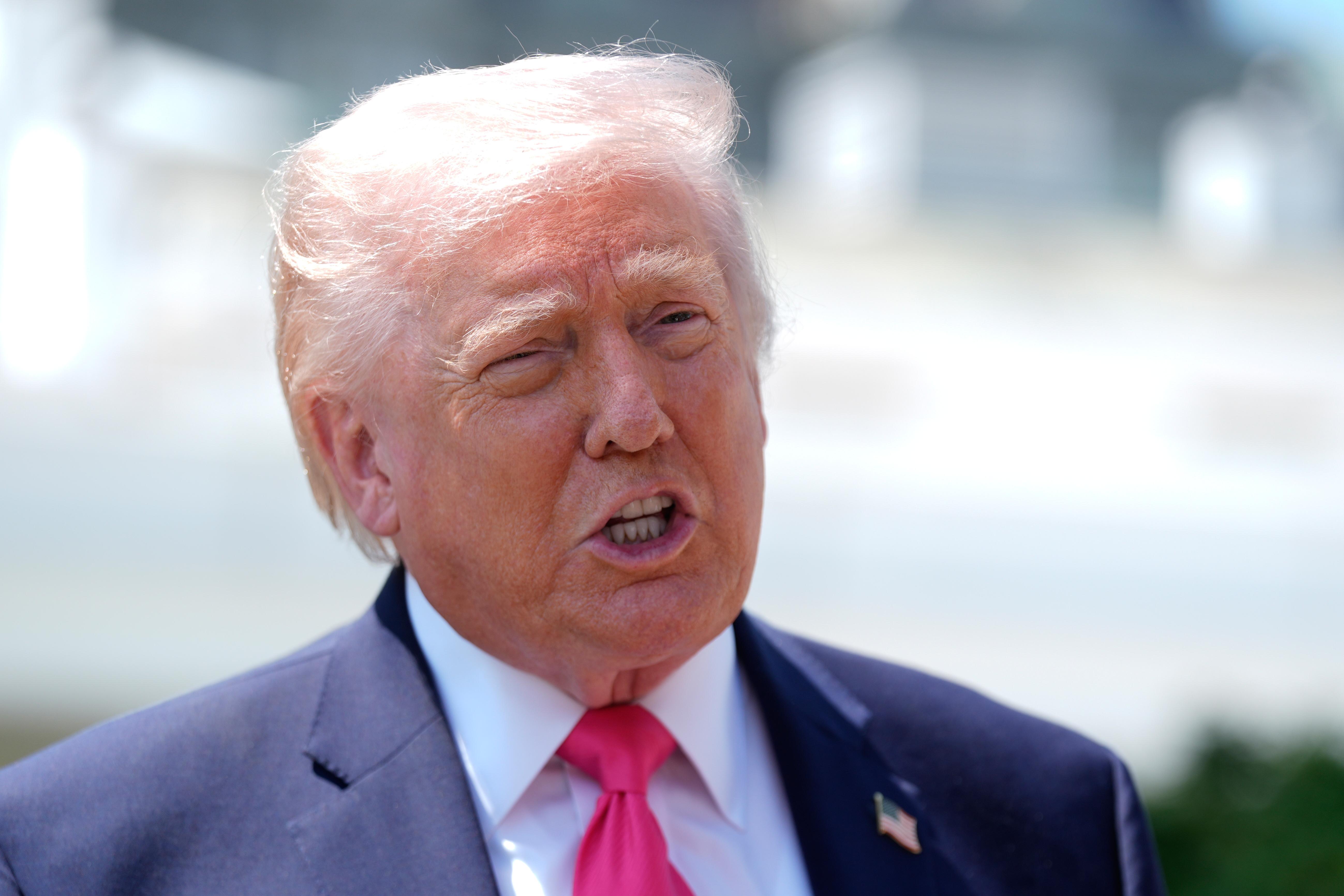 El presidente Donald Trump habla con los periodistas antes de partir en el Marine One desde el jardín sur de la Casa Blanca, el jueves 16 de abril de 2026, en Washington. (Foto AP/Manuel Balce Ceneta)