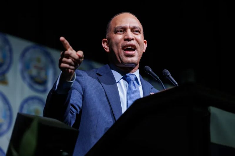 El líder de la minoría de la Cámara de Representantes, Hakeem Jeffries, pronuncia un discurso en la cena del Fondo Lucha por la Libertad de la NAACP de Detroit, celebrada en Detroit, Michigan, el 26 de abril.