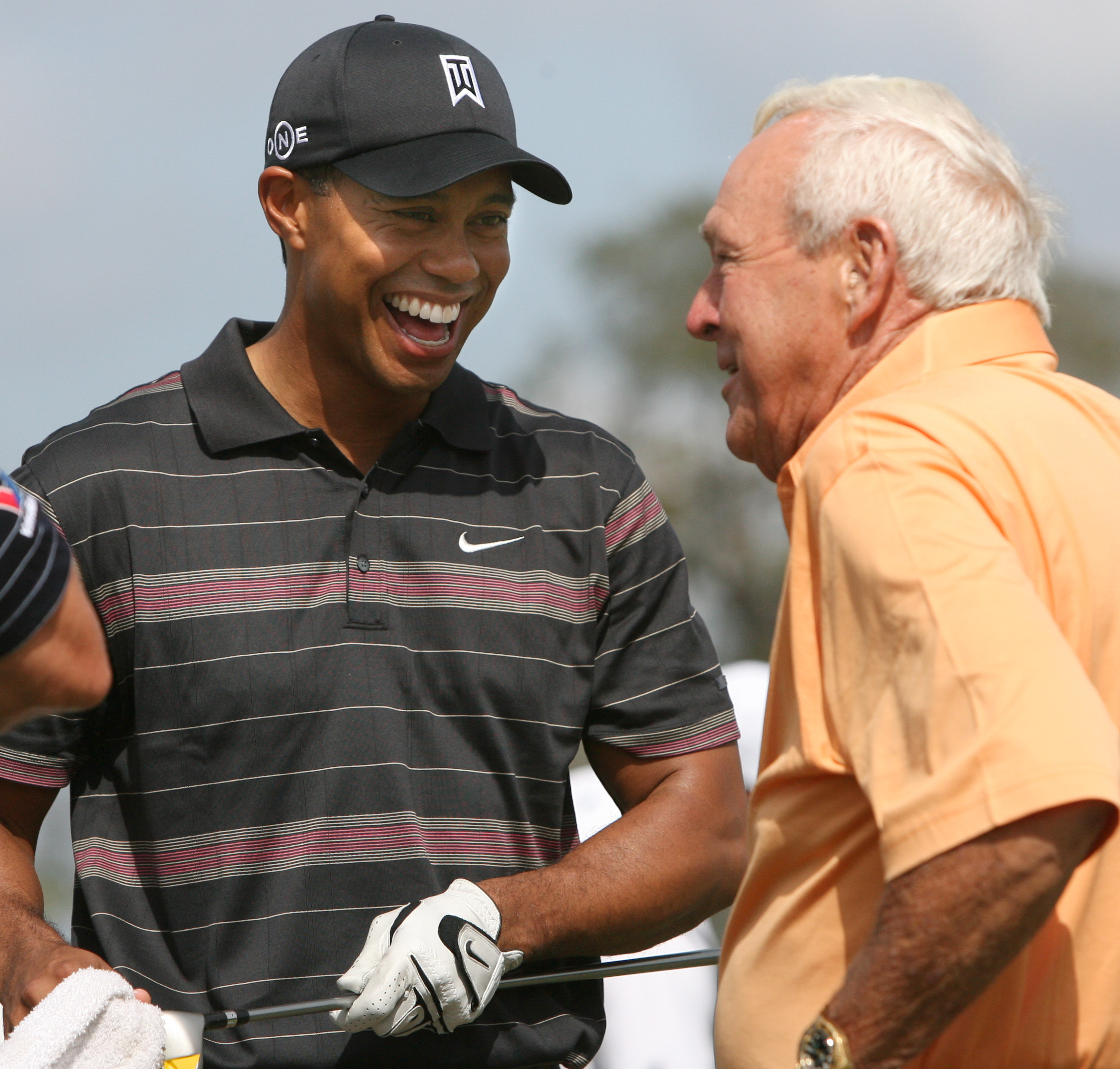 Tiger Woods y Arnold Palmer se ríen juntos en el campo de práctica durante el Arnold Palmer Invitational 2008. (Archivo Orlando Sentinel)