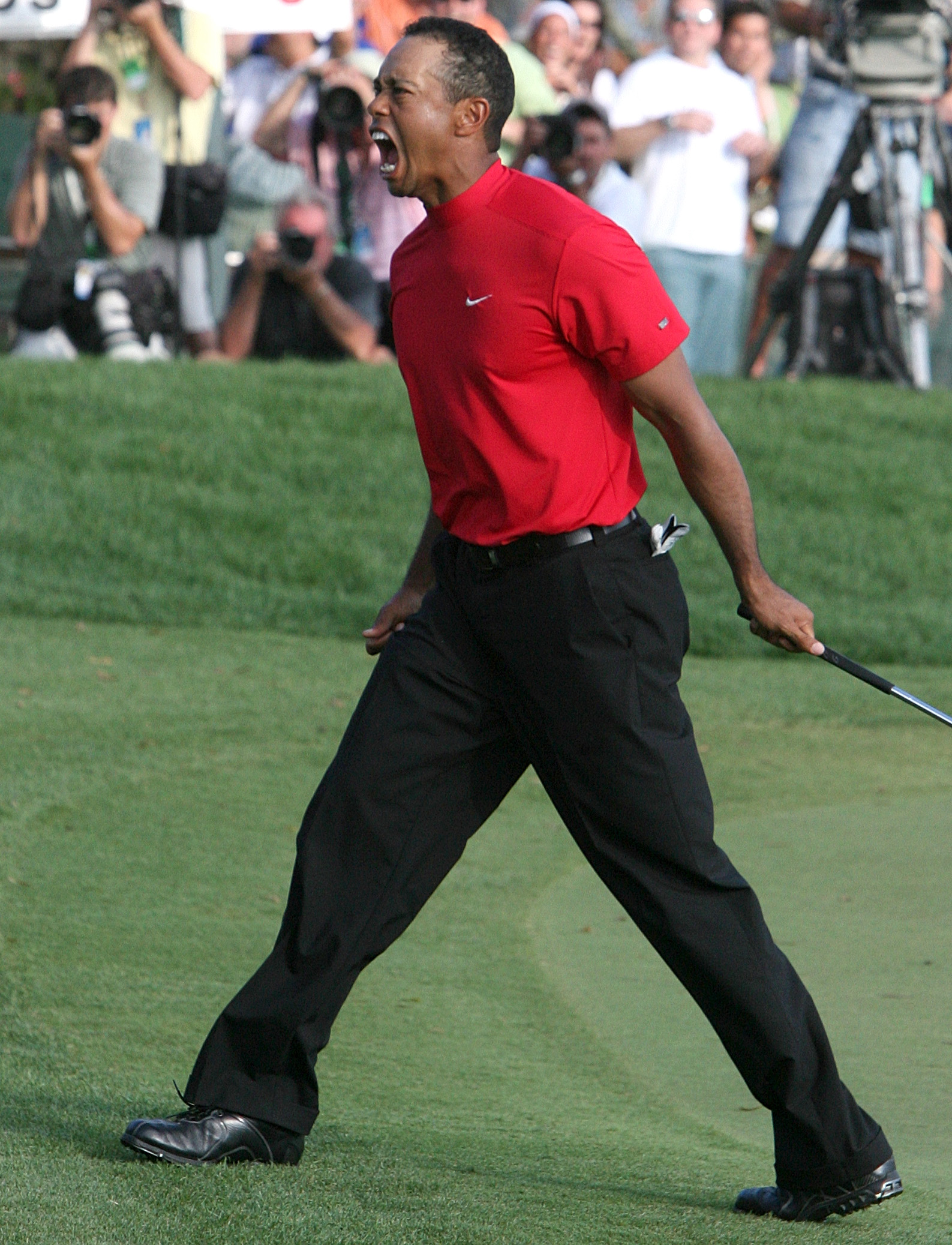 Tiger Woods celebra su putt para birdie ganador en el hoyo 18 para ganar el Arnold Palmer Invitational 2008 en el Bay Hill Club and Lodge en Orlando. (Gary W. Green/Orlando Sentinel)