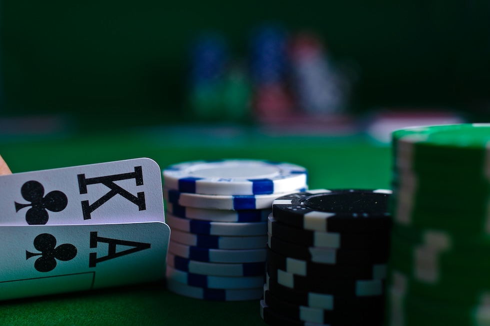 Cartas de blackjack y fichas de casino sobre mesa de juego en imagen relacionada con casinos en Florida