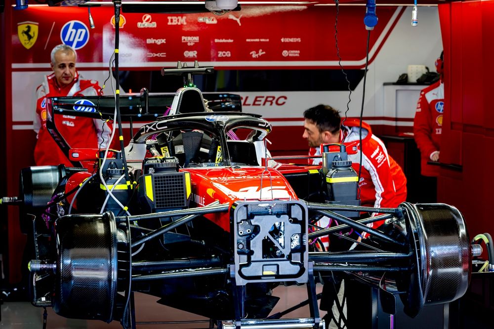 Mecánicos trabajan en el Ferrari SF-26 de Charles Leclerc