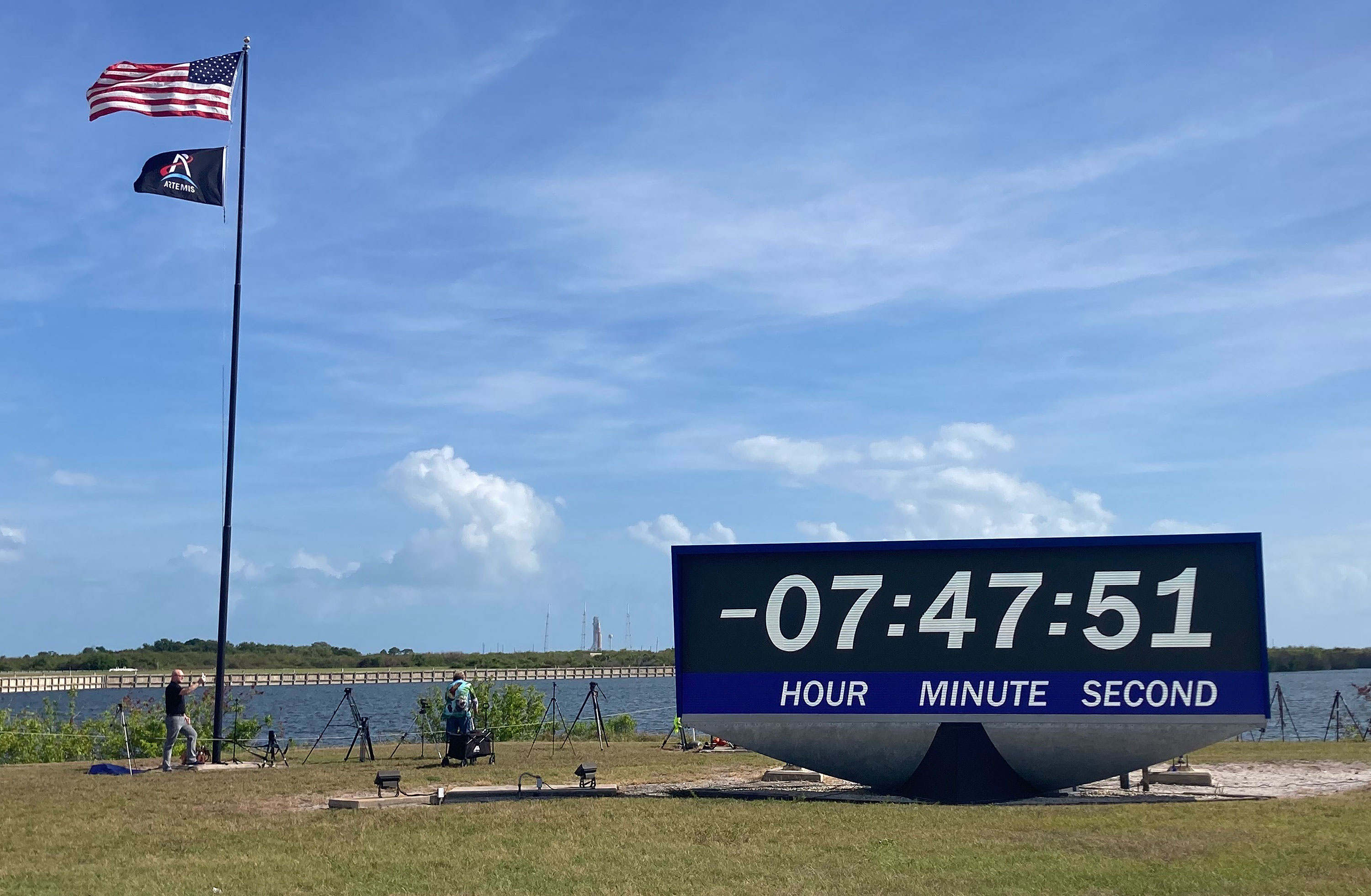 El reloj de cuenta regresiva avanza el día del lanzamiento, el miércoles 1 de abril de 2026, mientras la NASA intenta llevar su misión Artemis II a la Tierra. (Richard Tribou/Orlando Sentinel(