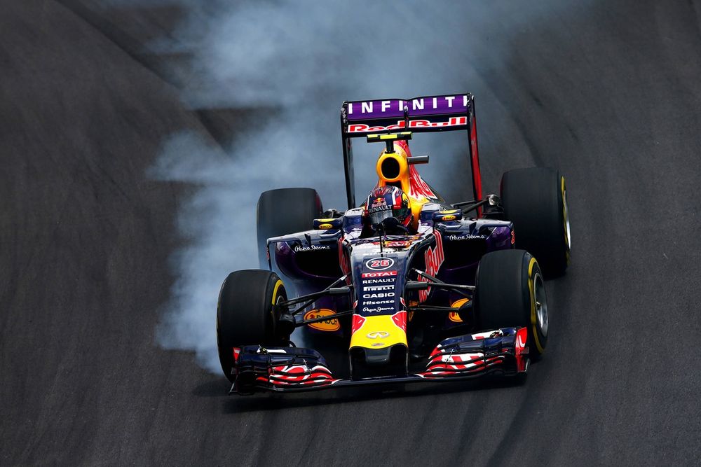 Daniil Kvyat al volante del Red Bull Racing RB11 en 2015