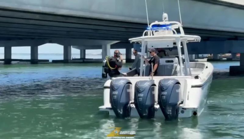 Equipos marinos y de buceo de la Oficina del Sheriff del condado de Hillsborough buscan a Nahida Bristy, estudiante de doctorado desaparecida de la Universidad del Sur de Florida, cerca del puente Howard Frankland, en Florida.