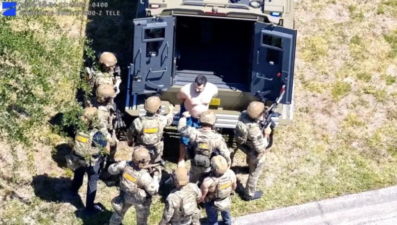 Esta imagen fija de un video difundido por la Oficina del Sheriff del condado de Hillsborough muestra el momento en que el sospechoso fue arrestado en relación con la desaparición de dos estudiantes de la Universidad del Sur de Florida.