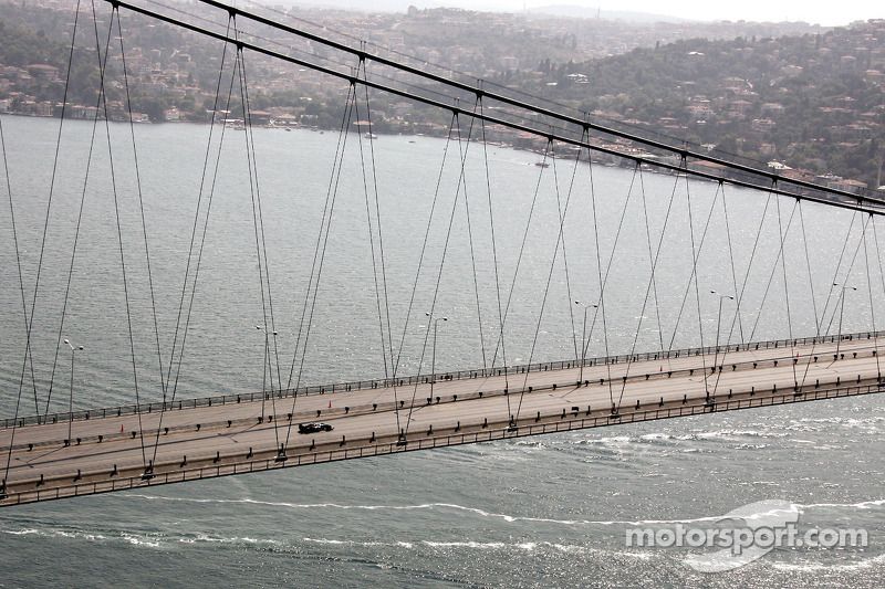 David Coulthard condujo un Red Bull de F1 sobre el Bósforo.