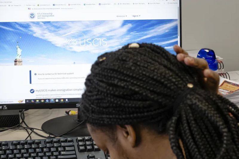 Un inmigrante haitiano inicia sesión en el sitio web de los Servicios de Ciudadanía e Inmigración en la Sociedad de San Vicente de Paúl, en Springfield, Ohio, en febrero.