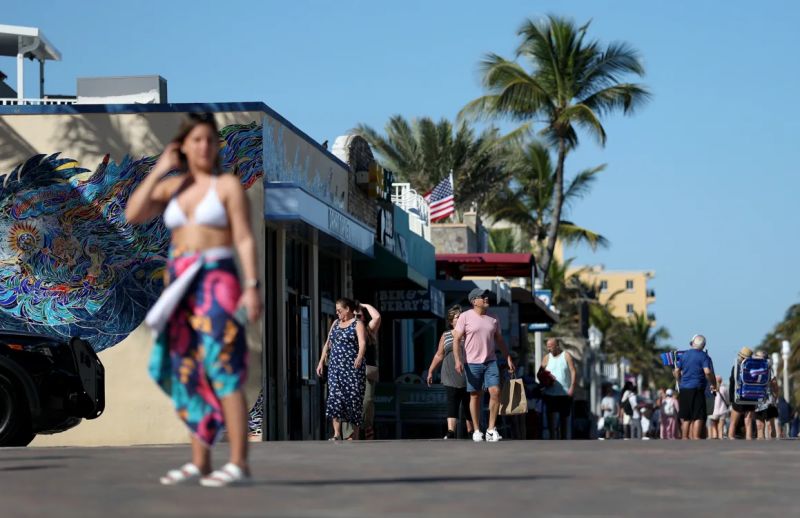 Algunos restaurantes en esta parte de Florida sirven comida canadiense, y hay espectáculos con estrellas quebequenses que viajan hasta allí para actuar. Pero ahora, algunos canadienses se están yendo a otros lugares.