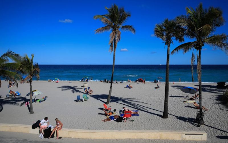 Los canadienses, especialmente los de Quebec, disfrutan pasando tiempo en la playa en Hollywood, Florida, cuando hace frío en casa. Pero el año pasado, Florida registró una caída de casi el 15 % en el número de visitantes procedentes de Canadá.