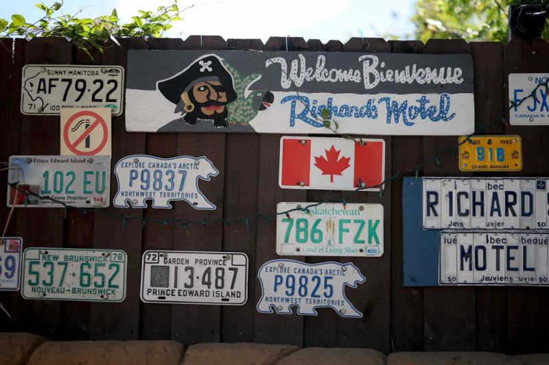 Placas de matrícula canadienses cuelgan de una pared en el Richard's Motel. El propietario, Richard Clavet —quien votó por el presidente Donald Trump—, afirmó que las tensiones entre Estados Unidos y Canadá están manteniendo alejados a algunos canadienses.