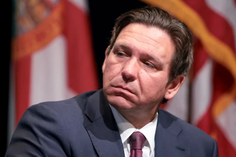 El gobernador de Florida, Ron DeSantis, asiste a una conferencia en Miami, el 7 de abril.