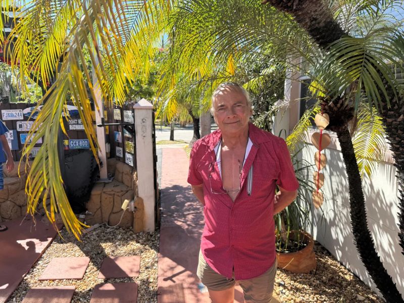 Gabriel Tessier, residente de Quebec, se encuentra entre los canadienses que visitaron Florida este año a pesar de la tensión política. Comentó que sus amigos se sorprendieron de que viajara a Hollywood, dados los acontecimientos actuales, pero él disfrutó del viaje.