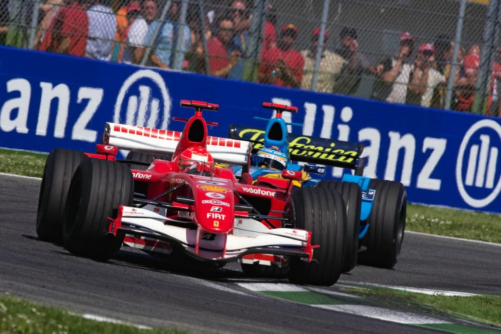 Michael Schumacher et Fernando Alonso roue dans roue lors du GP de Saint-Marin 2006.