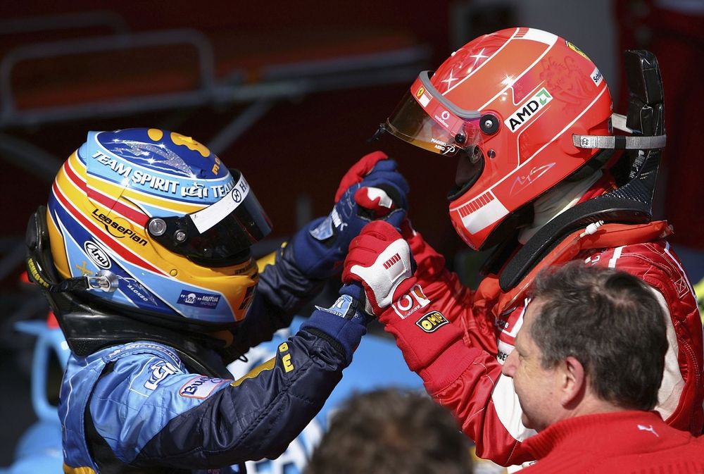 Fernando Alonso et Michael Schumacher après le GP de Saint-Marin 2006.