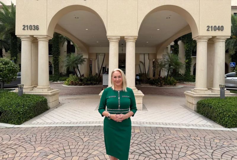 Rachel Blumberg, directora ejecutiva de Sinai Residences en Florida, ya ha invertido US$ 600.000 en aumentos salariales, bonificaciones y la capacitación de nuevo personal, en respuesta a la posibilidad de que los titulares del TPS haitiano pierdan su protección.