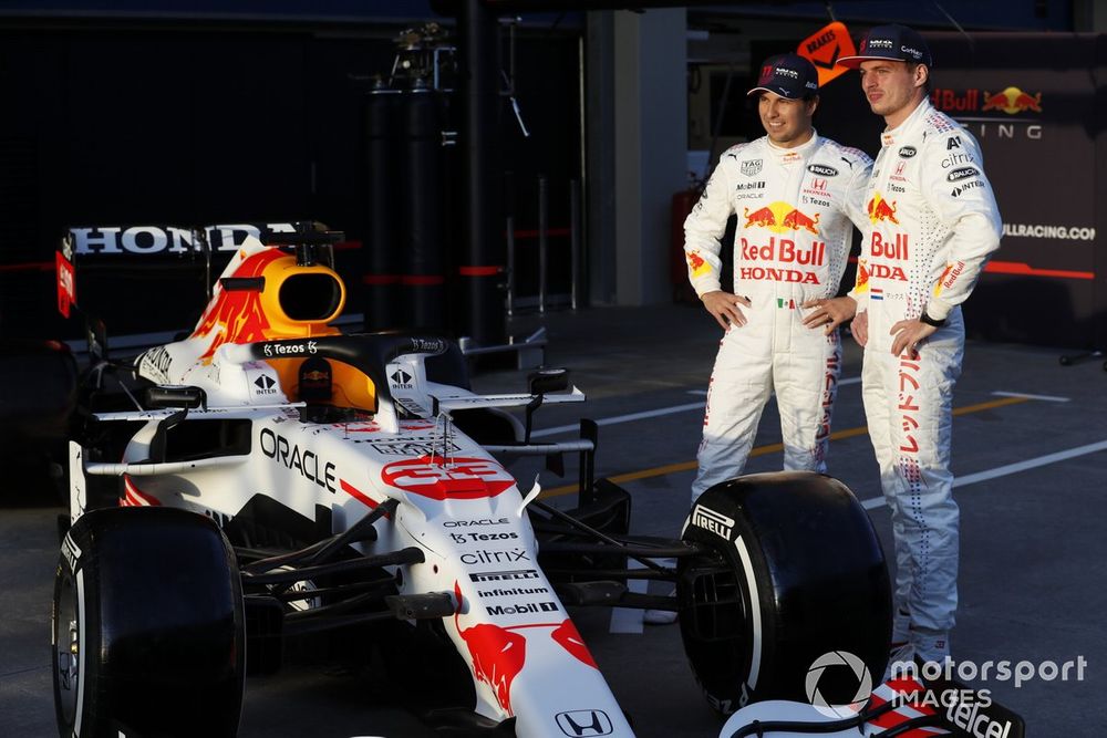Sergio Pérez y Max Verstappen, de blanco en el GP de Turquía 2021.