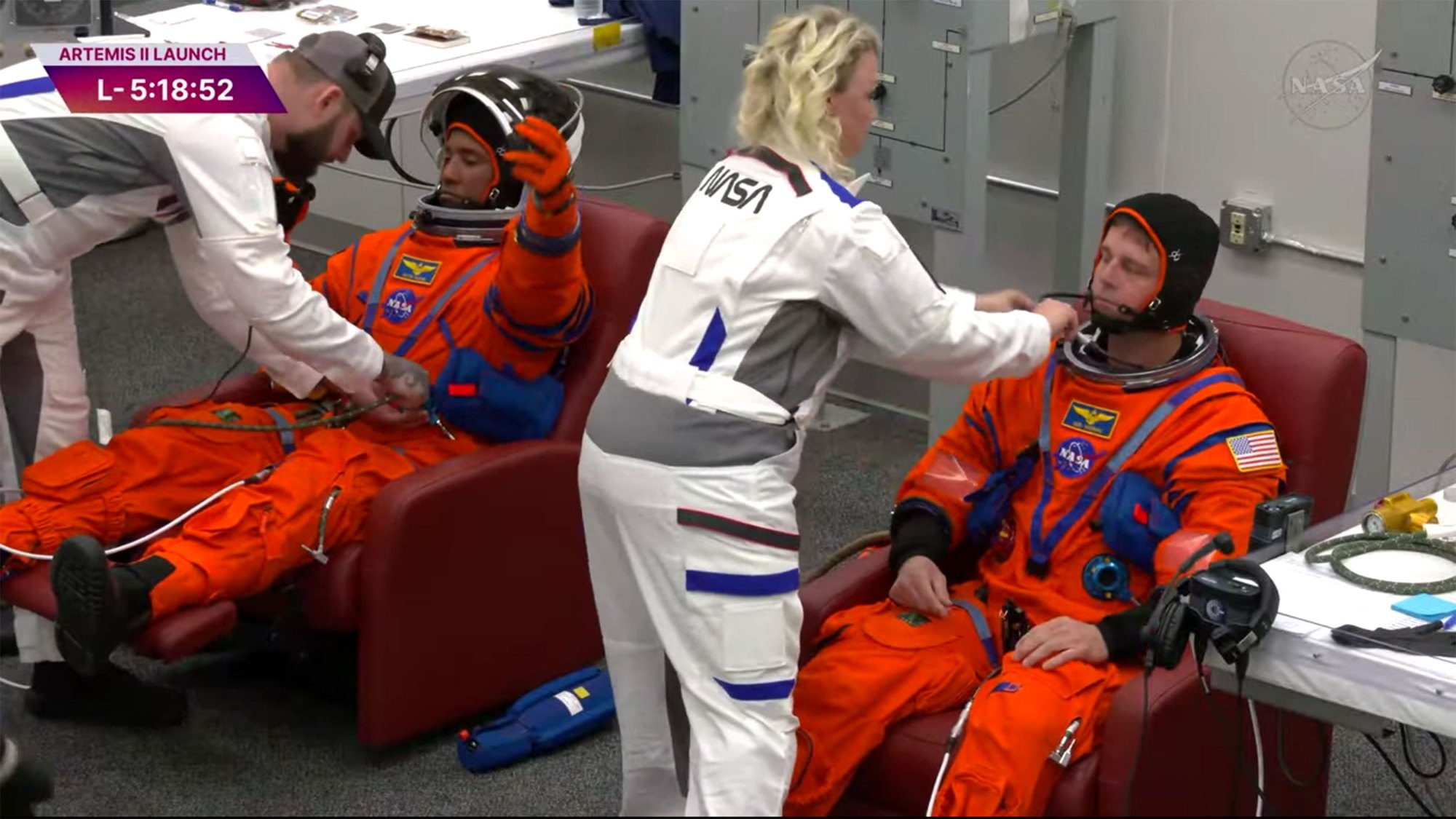 Los astronautas de la NASA Victor Glover, izquierda, y Reid Wiseman, derecha, se visten antes de su viaje a la plataforma de lanzamiento de la misión Artemis II el miércoles 1 de abril de 20. 26. (NASA)