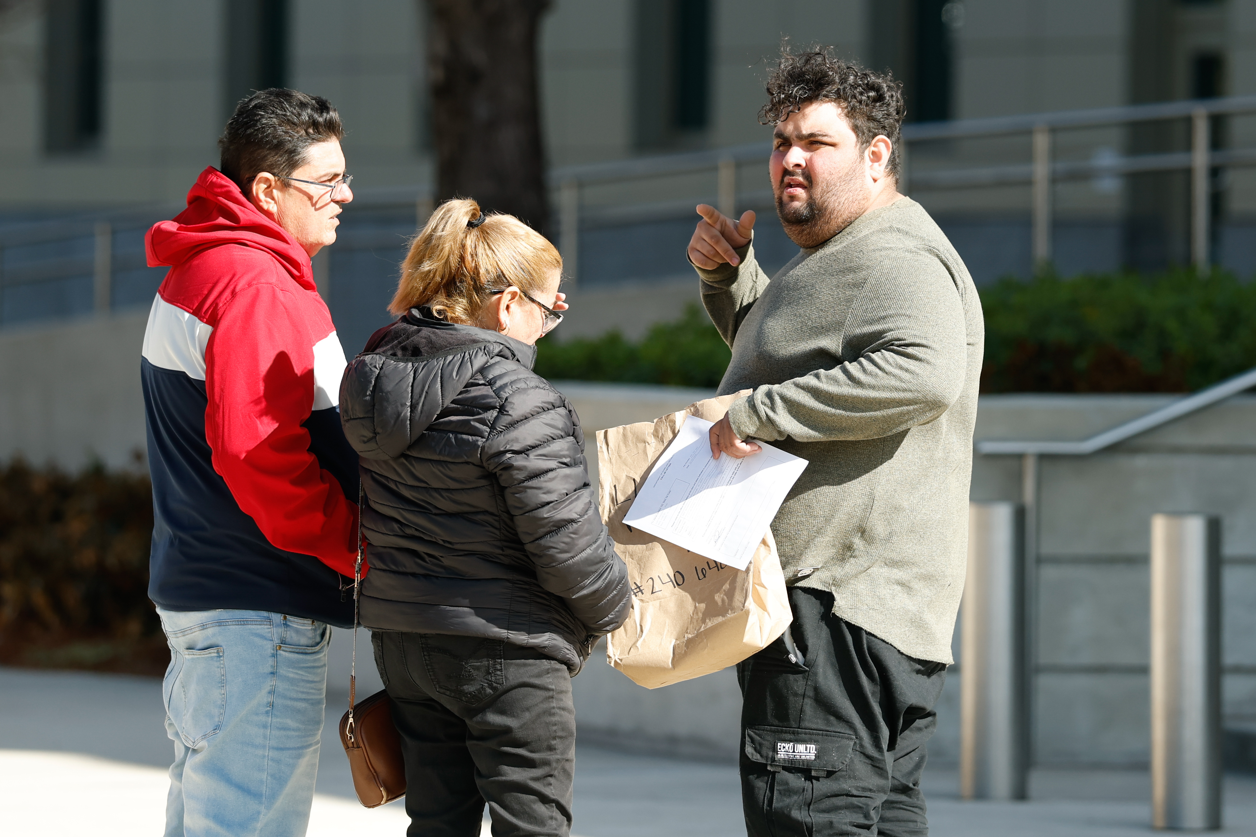 Yoey Lleo-Rodríguez, a la derecha, un inmigrante detenido de Cuba, es recibido cuando sale del Tribunal Federal Anexo George C. Young el martes 3 de febrero de 2026, después de ser liberado de la custodia de ICE luego de una audiencia en la que un juez determinó que el gobierno lo estaba deteniendo injustamente. (Papa rico/Orlando Sentinel)