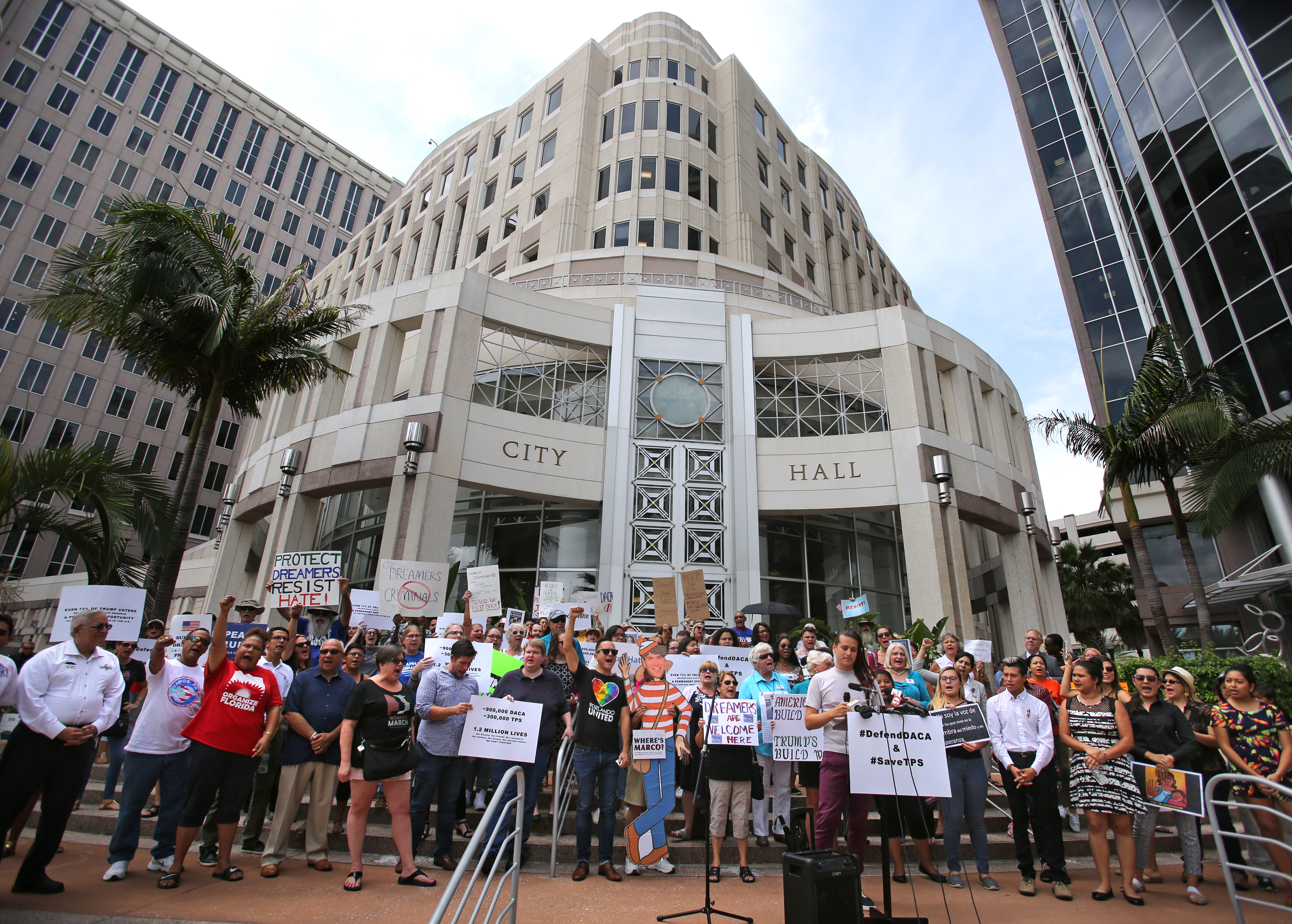 Manifestantes aplauden frente al Ayuntamiento de Orlando, el martes 5 de septiembre de 2017, en protesta por los cambios propuestos al programa federal DACA. El martes se llevaron a cabo protestas en todo el país para desafiar la iniciativa de la administración Trump.