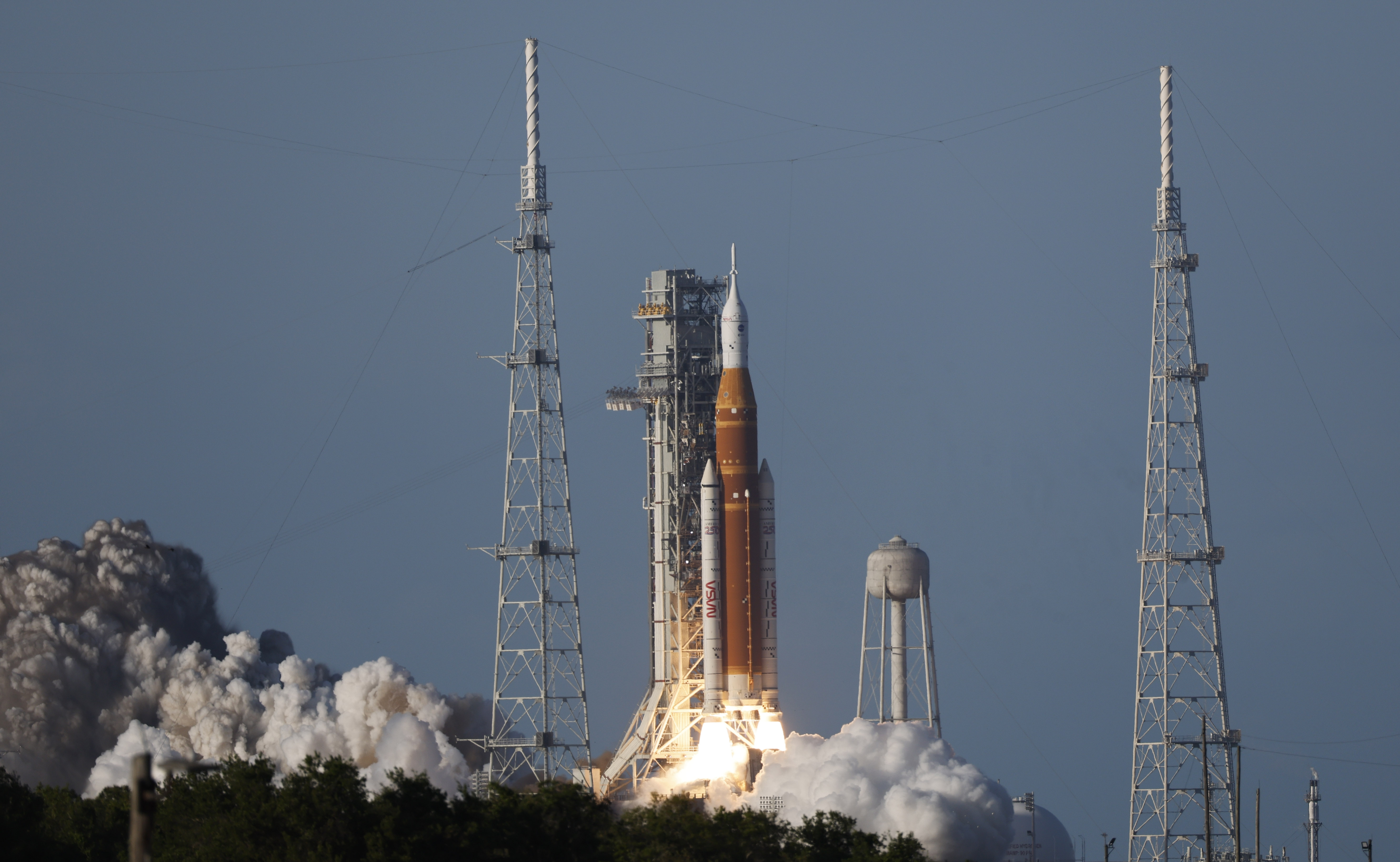 Los astronautas de Artemis II, el comandante Reid Wiseman, el piloto Victor Glover y...