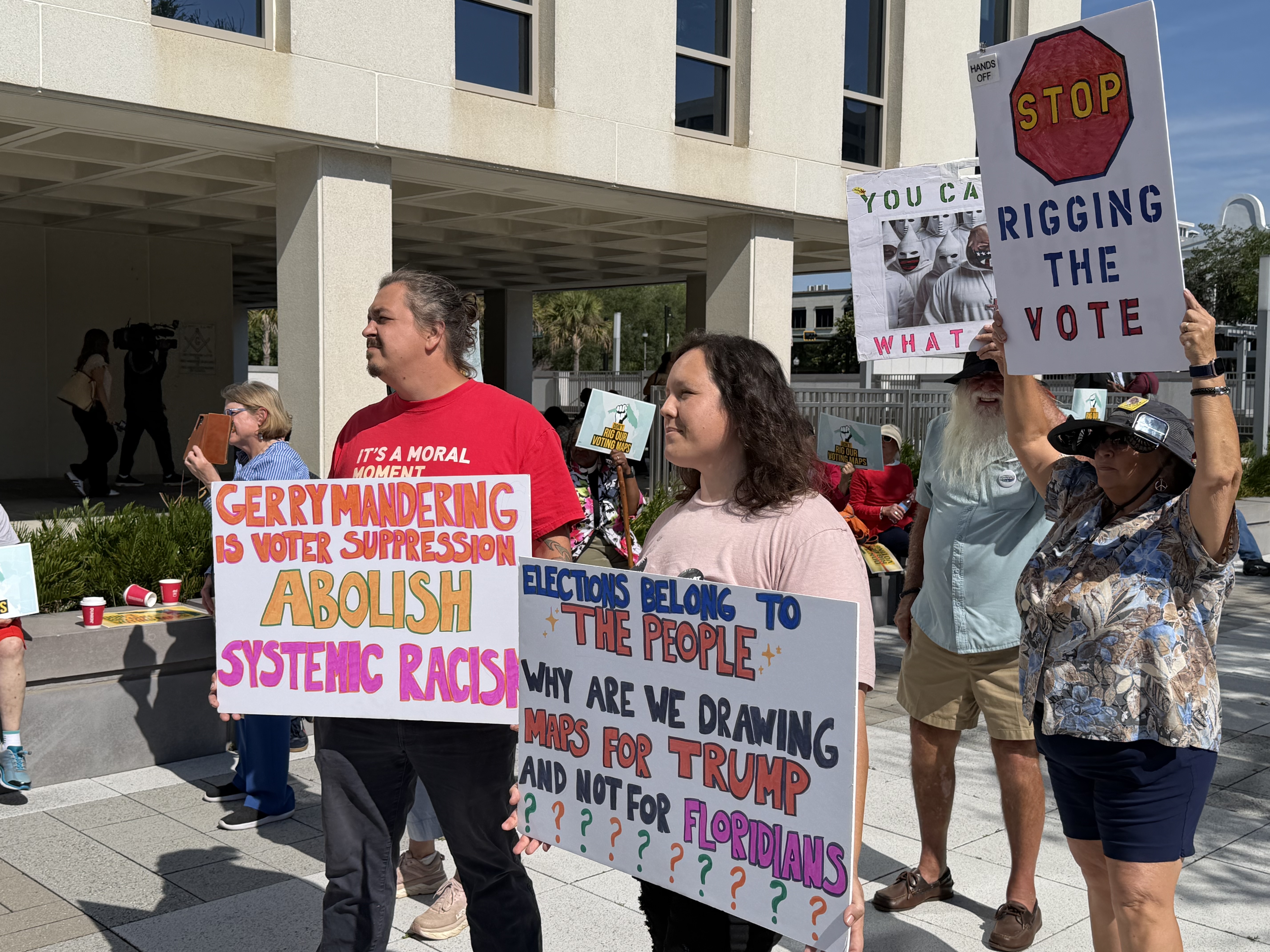Personas vinieron de toda Florida al Capitolio estatal el martes 28 de abril de 2026 para protestar contra el nuevo mapa del Congreso del gobernador Ron DeSantis, que elimina cuatro de los ocho escaños demócratas del estado, incluido el único distrito de mayoría hispana del estado. dando a los republicanos una ventaja de 24-4. (Jeffrey Schweers/Orlando Sentinel)