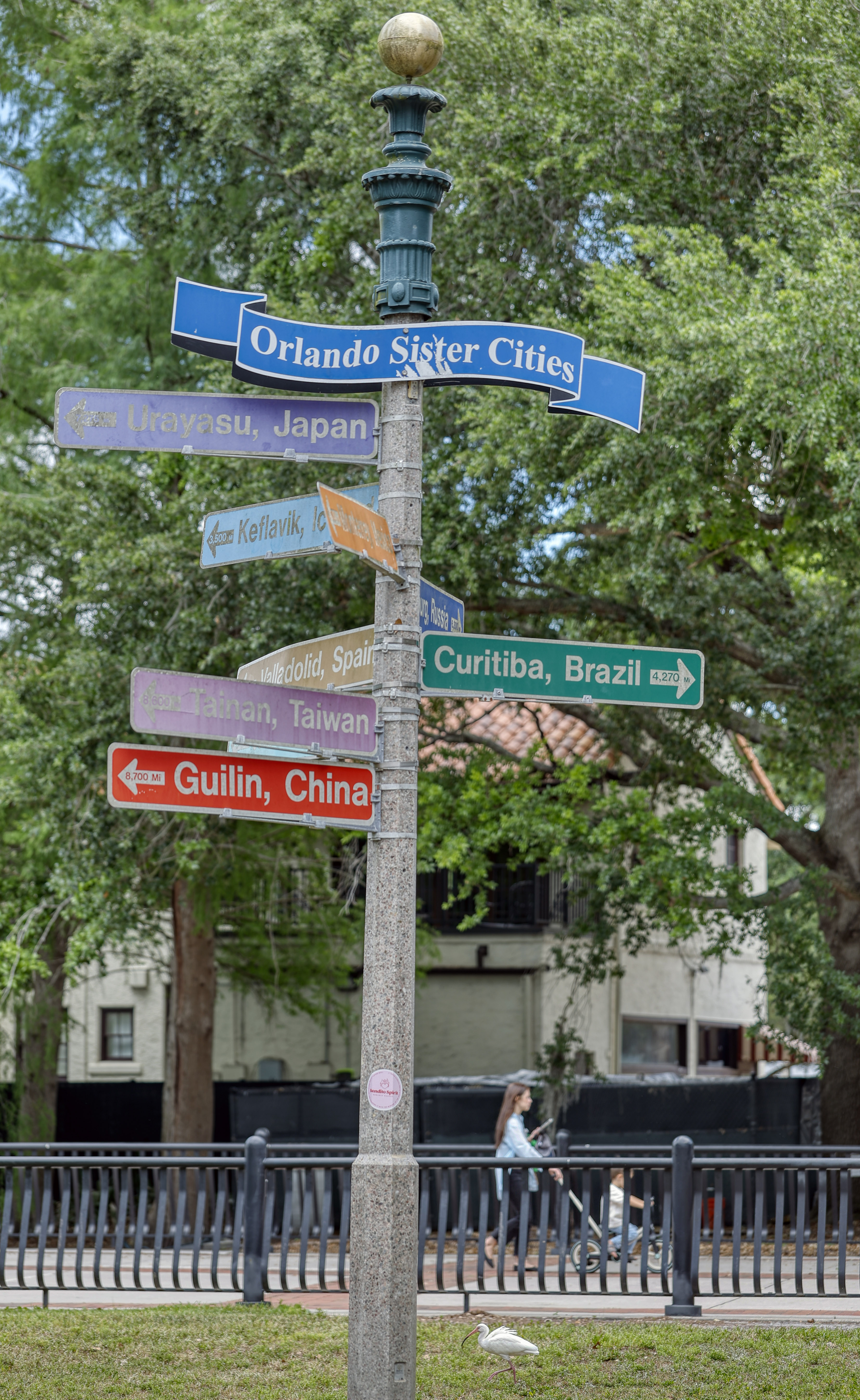 Las ciudades hermanas de Orlando cantan en Lake Eola Park, el jueves 23 de abril de 2026. En el cartel están las ciudades hermanas de Orlando enumeradas como: Urayasu, Japón; Keflavík, Islandia; Monterrey, México; Oremburgo, Rusia; Valladolid, España; Curitiba, Brasil; Tainan, Taiwán; Guilin, China; y Sena y Marne, Francia. (Ricardo Ramírez Buxeda/Orlando Sentinel)