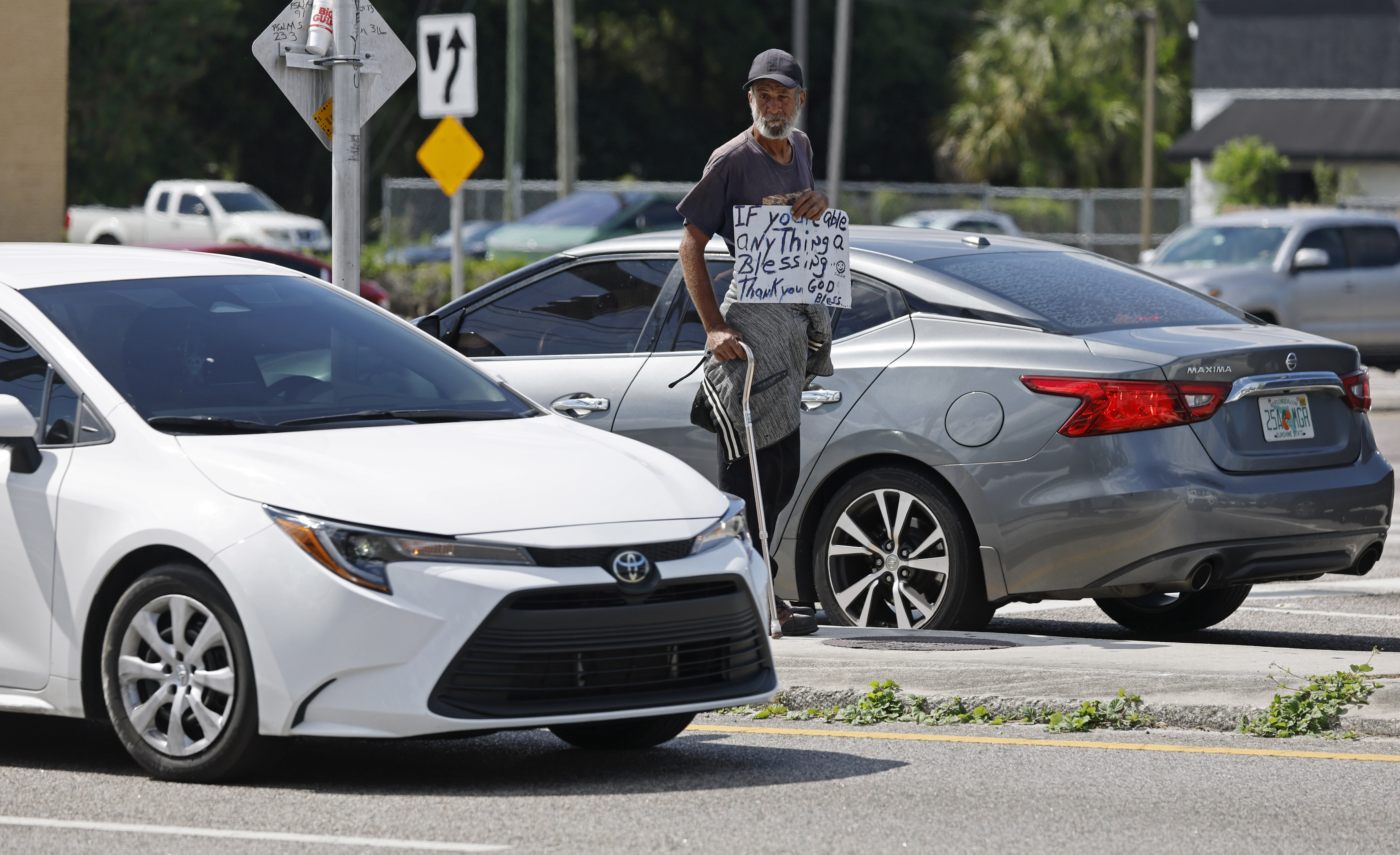 Un mendigo en la intersección de East Colonial Drive y Dean Road cerca de la escuela primaria Union Park, el jueves 23 de abril de 2026. (Ricardo Ramirez Buxeda/Orlando Sentinel)