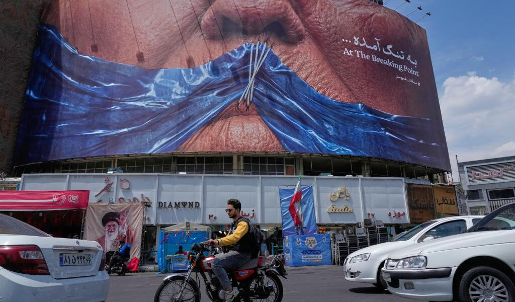 Barco cerca del Estrecho de Ormuz dice haber sido atacado mientras Irán revisa la respuesta de Estados Unidos a la propuesta de paz