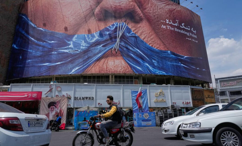 Barco cerca del Estrecho de Ormuz dice haber sido atacado mientras Irán revisa la respuesta de Estados Unidos a la propuesta de paz