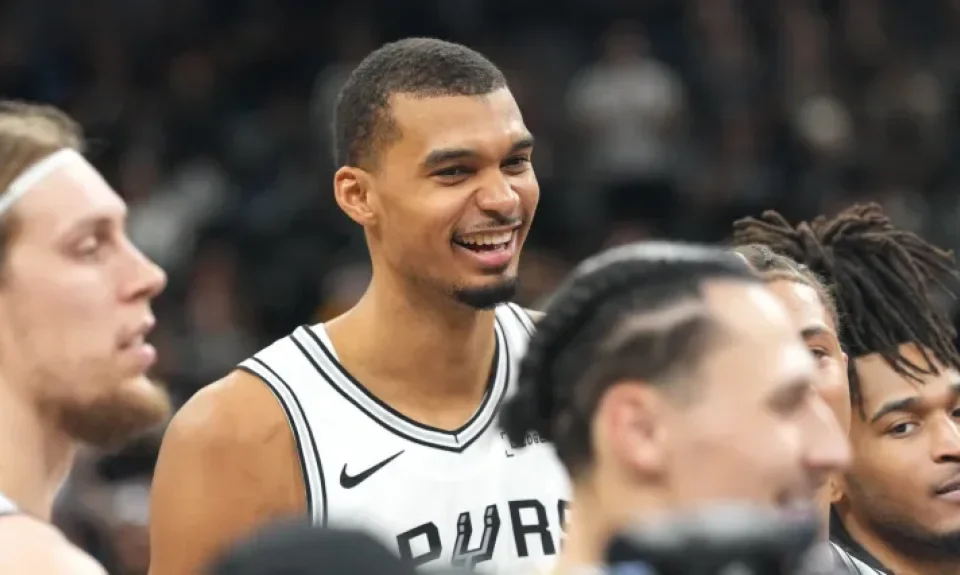 Dónde y cómo ver en vivo y gratis Spurs vs. Timberwolves hoy: TV y streaming online del Partido 1 por los NBA Playoffs 2026 | Sporting News