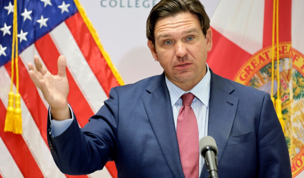 El gobernador Ron DeSantis firma un mapa de redistribución de distritos de Florida que da impulso al Partido Republicano