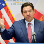 El gobernador Ron DeSantis firma un mapa de redistribución de distritos de Florida que da impulso al Partido Republicano