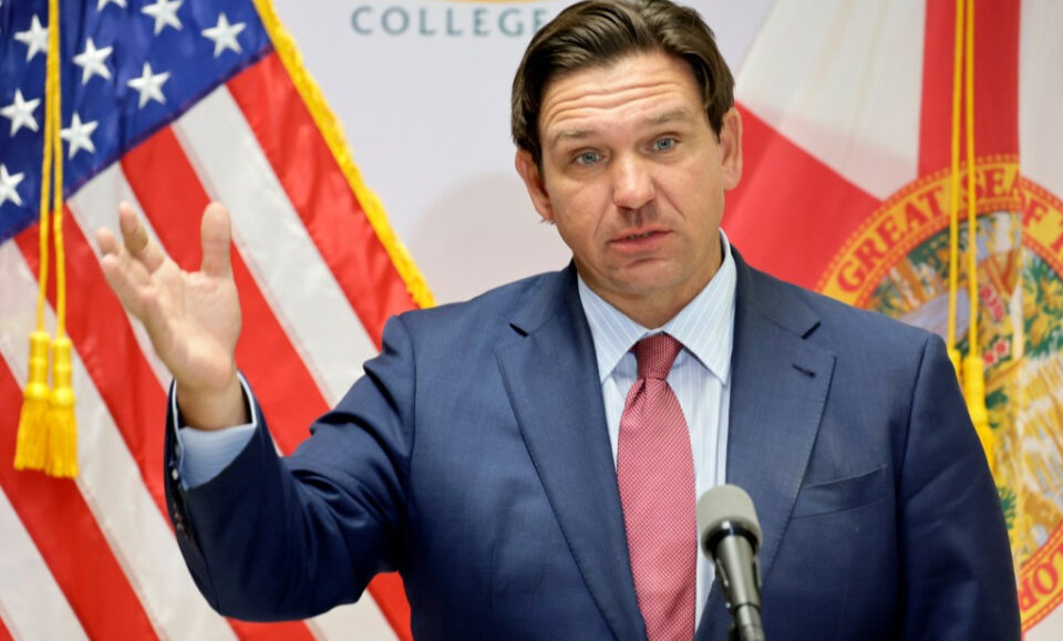 El gobernador Ron DeSantis firma un mapa de redistribución de distritos de Florida que da impulso al Partido Republicano