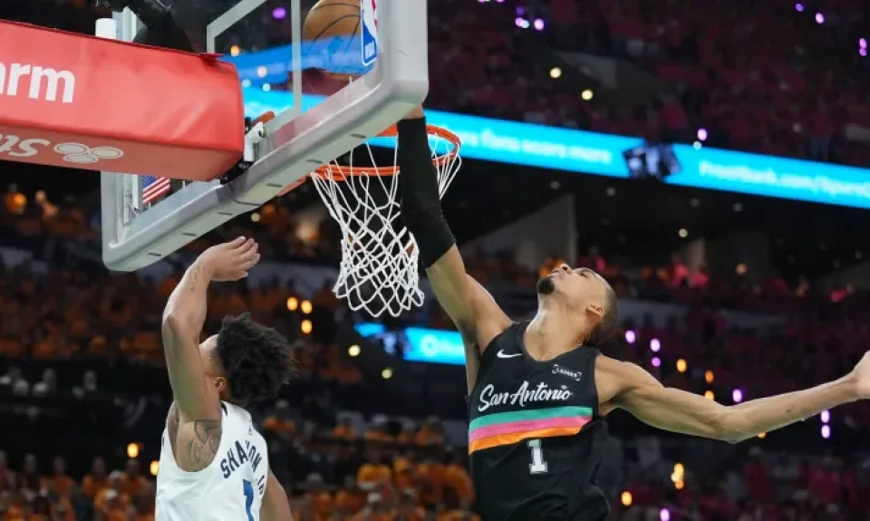 Wembanyama pulveriza el récord de tapones en Playoffs durante la derrota de los Spurs | Sporting News