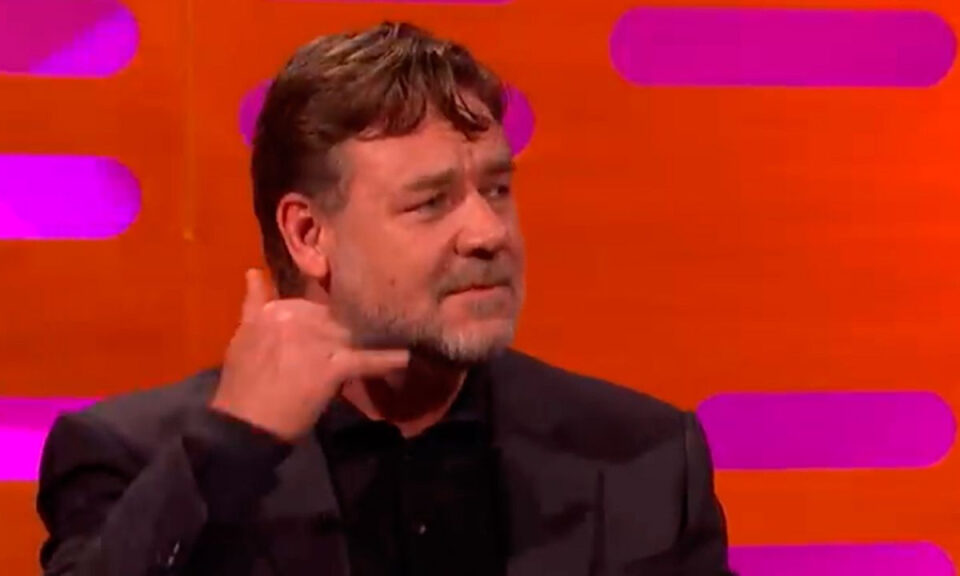 «Siempre empezaba con un tono un poco brusco»: Michael Jackson pasó años haciendo bromas telefónicas a Russell Crowe cuando ni siquiera se conocían