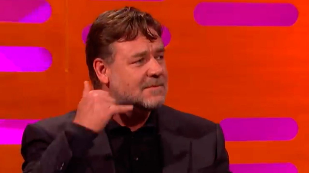 «Siempre empezaba con un tono un poco brusco»: Michael Jackson pasó años haciendo bromas telefónicas a Russell Crowe cuando ni siquiera se conocían