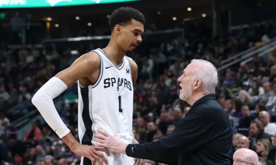 Por qué los fans de los Spurs le dan crédito a Gregg Popovich por el triunfo ante Minnesota Timberwolves | Sporting News