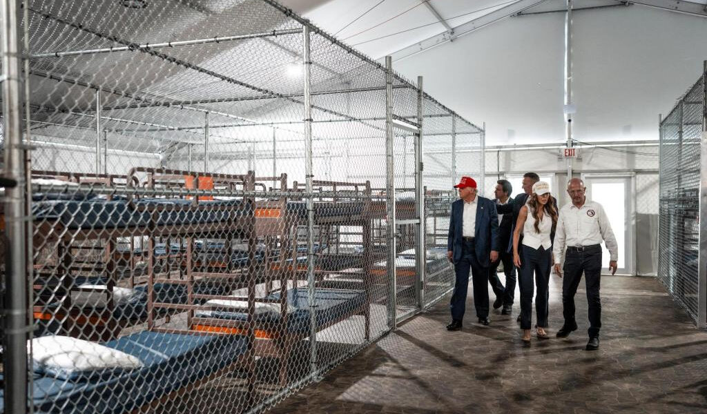 Funcionarios federales y estatales consideran cerrar Alligator Alcatraz